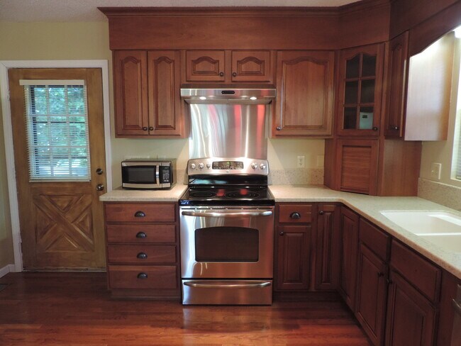 Building Photo - 404 Wintergreen Dr