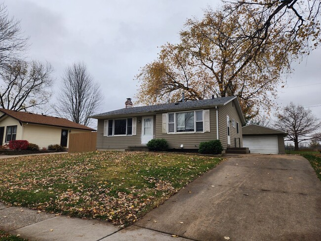 Primary Photo - 3 Bedroom 1 Bath House in Rock Island