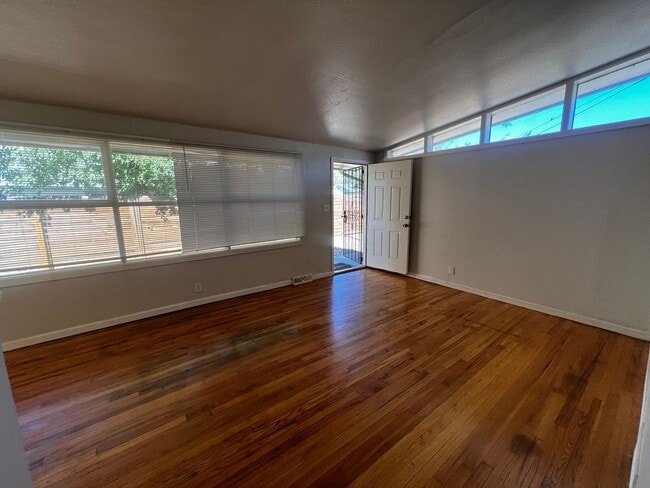 Building Photo - Charming 2 Bedroom, 1 Bathroom Duplex in Aurora