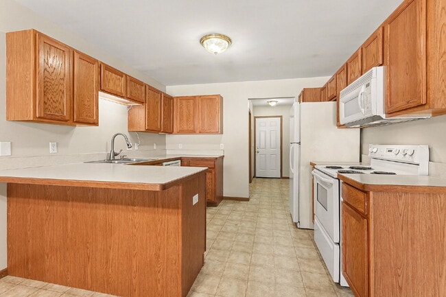 Building Photo - 2 bedroom Duplex - $1250/Month