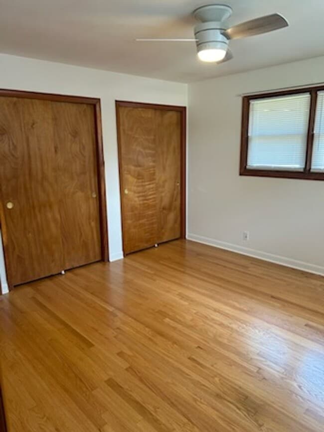 Building Photo - 3 Bedroom / 2 Bath Brick Ranch Home Kingsp...