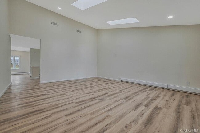 Building Photo - 21 Crater Lake Dr