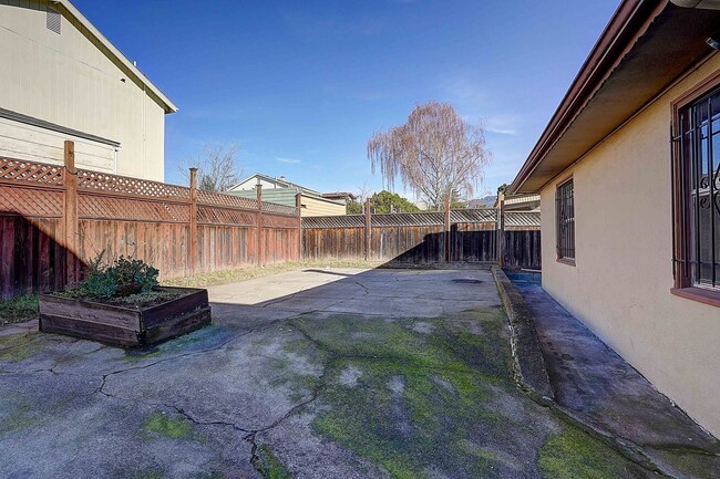 Building Photo - 3047-3049 Berlin Way
