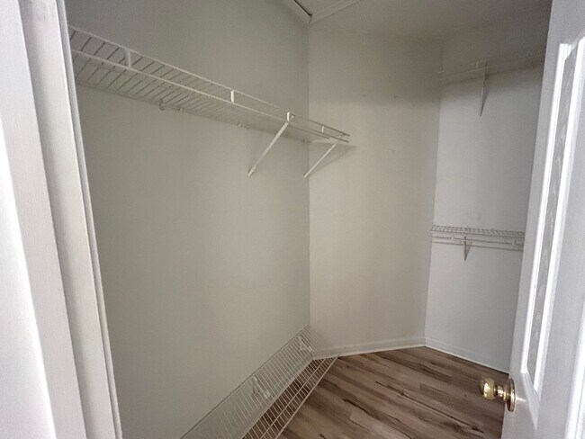 Building Photo - 2BR Condo in Holton Place – Pool, Porch, a...