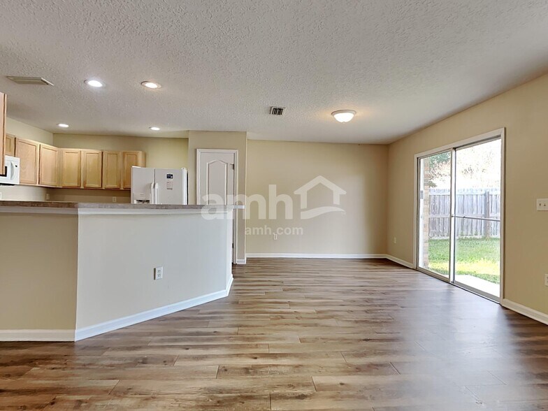 Building Photo - 11501 Brian Lakes Dr N