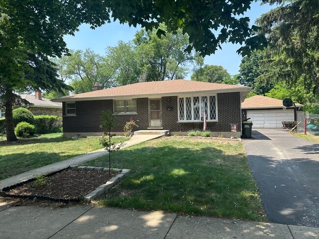Primary Photo - 450 Dee Ln