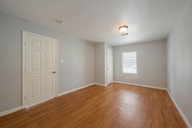 Building Photo - Affordable and Spacious 4-Bedroom, 2-Bath Convenient South Houston Home Near Medical Center & Cit...
