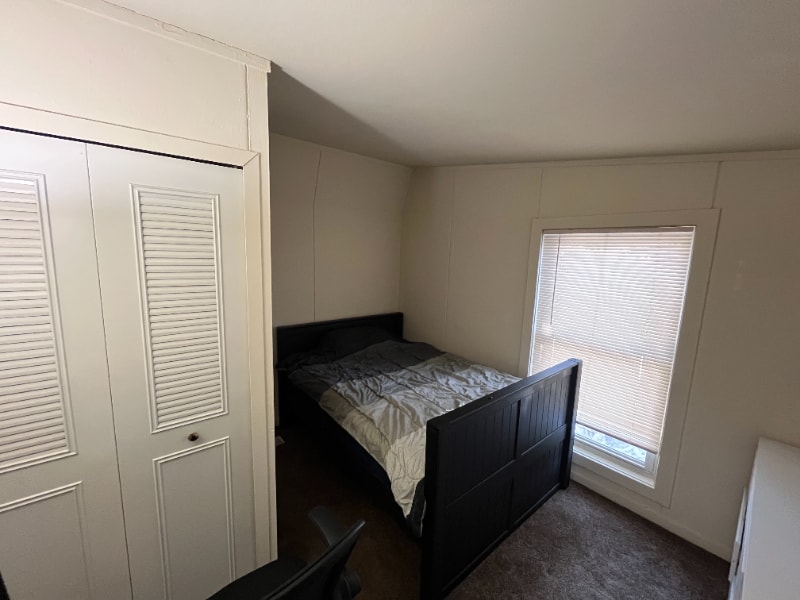 Building Photo - 1040 N Pleasant St