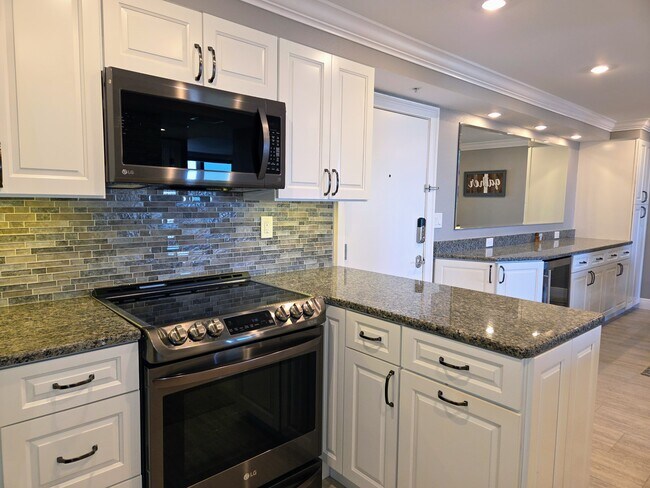 Building Photo - 1 Key Capri