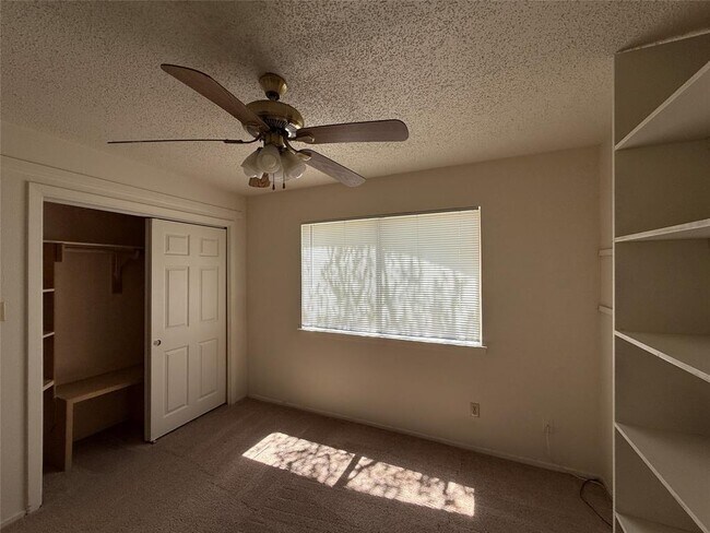 Building Photo - 8906 Pineridge Dr