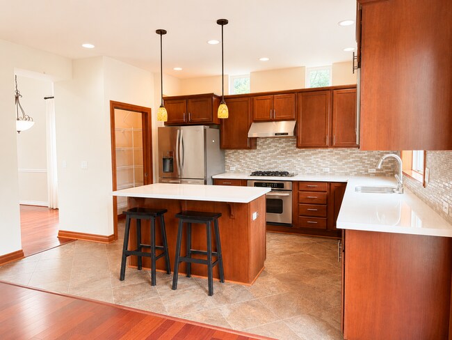Building Photo - Spacious 5 Bedroom Home with A/C, Den, Waterfall in Prime Kenmore Cul-de-Sac