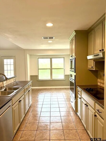 Building Photo - 3424 Glendale Dr