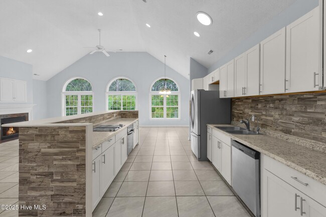 Building Photo - 907 Port Royal Ct