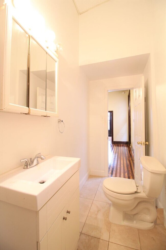 Building Photo - Charming One-Bedroom in Prime Rittenhouse Location