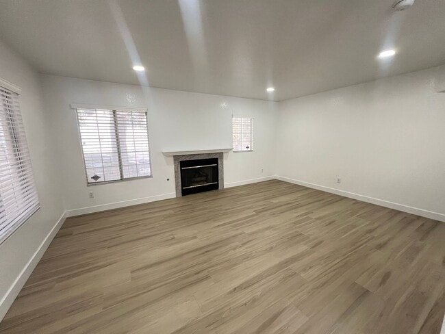 Building Photo - 3 bedroom, 2.5 bathroom home located in Henderson, NV!