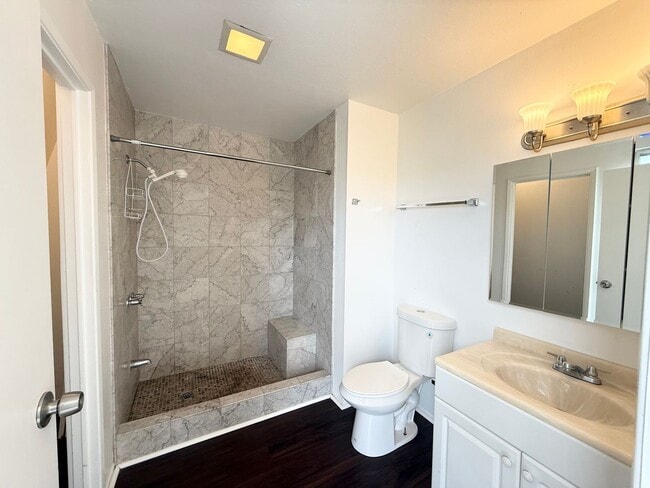 Building Photo - MOVE IN READY! Pacific Village- 3 Bd/ 2.5 Ba Town House