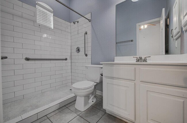 Building Photo - 2785 Lake Forest Dr