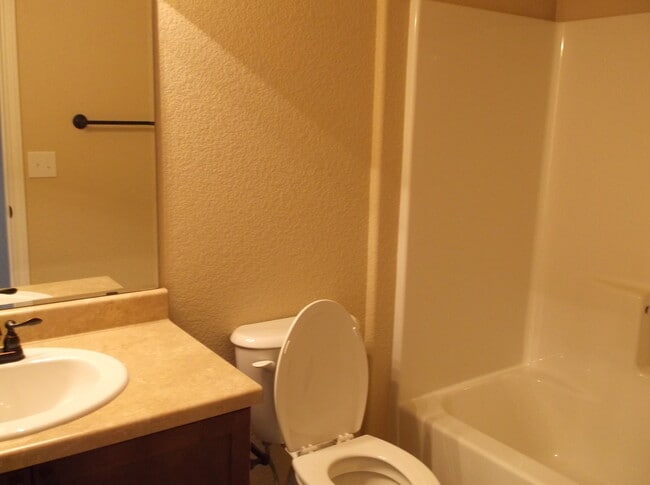 Building Photo - 3 BEDROOM, 2.5 BATH, 2 CAR ATTACHED GARAGE TOWNHOUSE