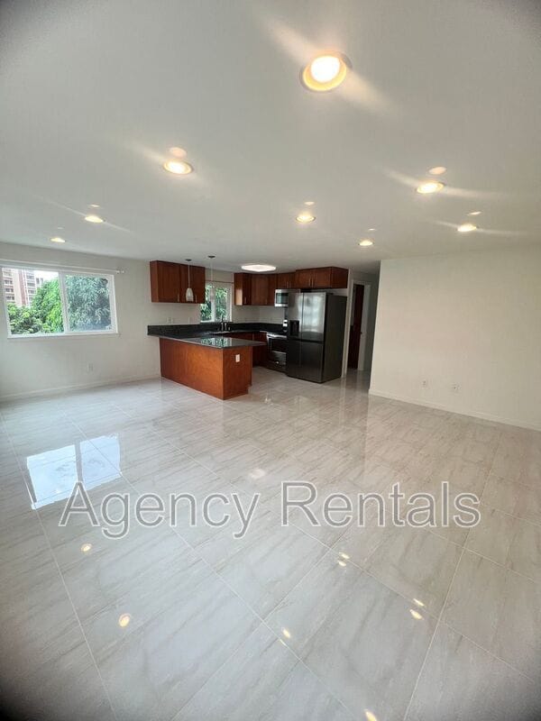 Building Photo - 948 Spencer St