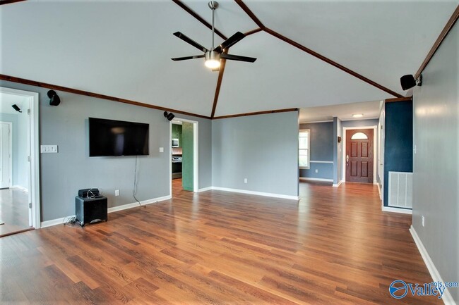 Building Photo - 697 Crestview Dr