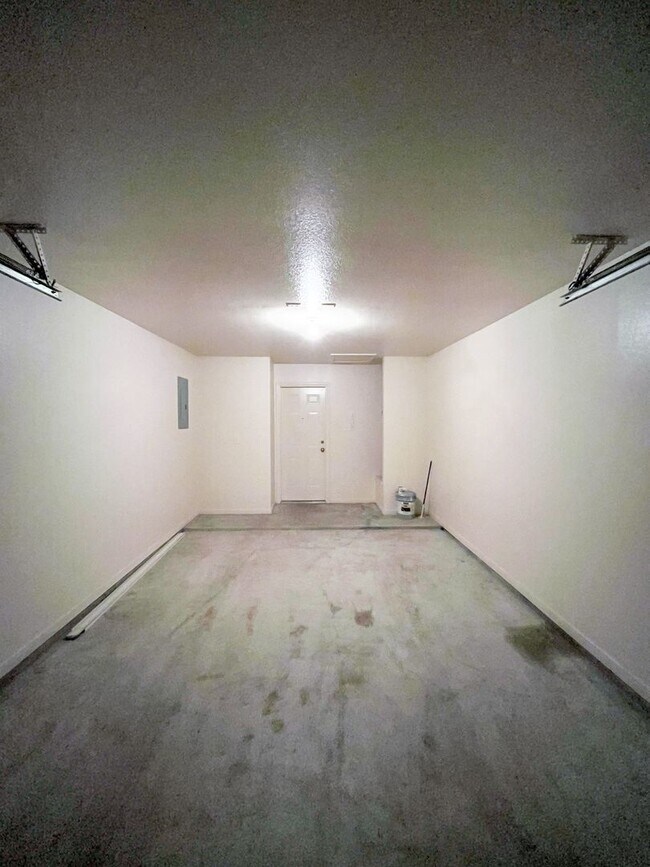Building Photo - 1212 Nicholas Cir