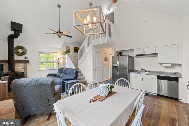 Building Photo - 1249 Lakeview Dr
