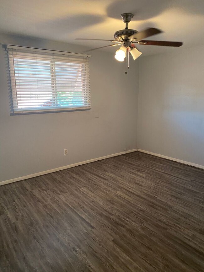 Building Photo - Eastside 3 bed 2 bath - Pool and Garage