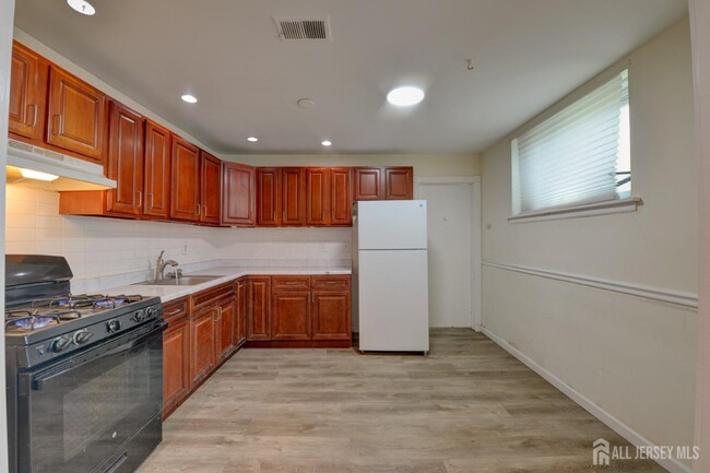 Building Photo - 382 College Dr