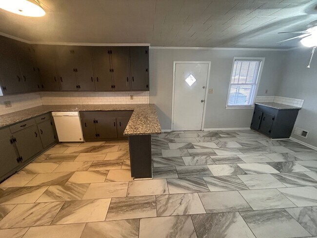 Building Photo - 3604 Hydrangea St