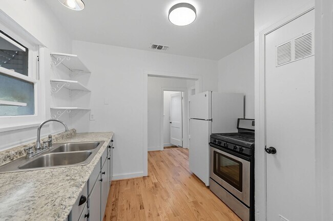 Building Photo - 2 Bedroom Upstairs Duplex in Southside