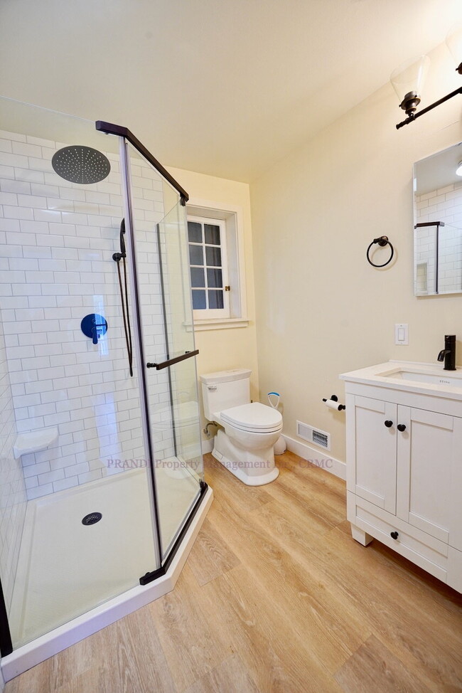 Building Photo - Lovely Two-Story Home With 3 Bedrooms and ...