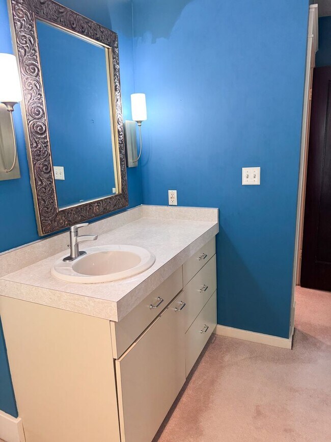 Building Photo - Historical Duplex - Spacious 3 Bedroom, 2.5 Bath Duplex with fenced in private patio.