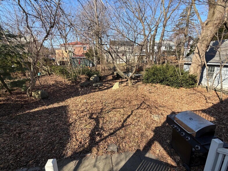 Building Photo - 138 Larch Rd