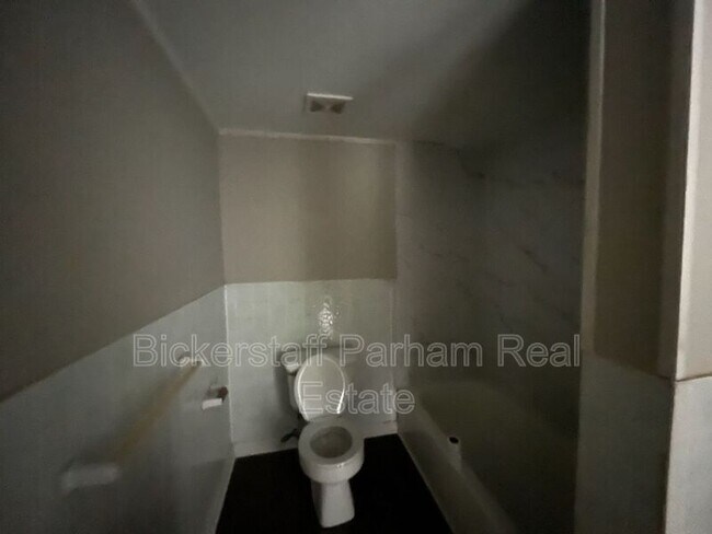 Building Photo - 105 Richmond St