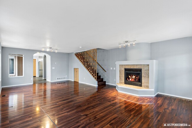Building Photo - Spacious & Updated 3 Bedroom Duplex Near M...