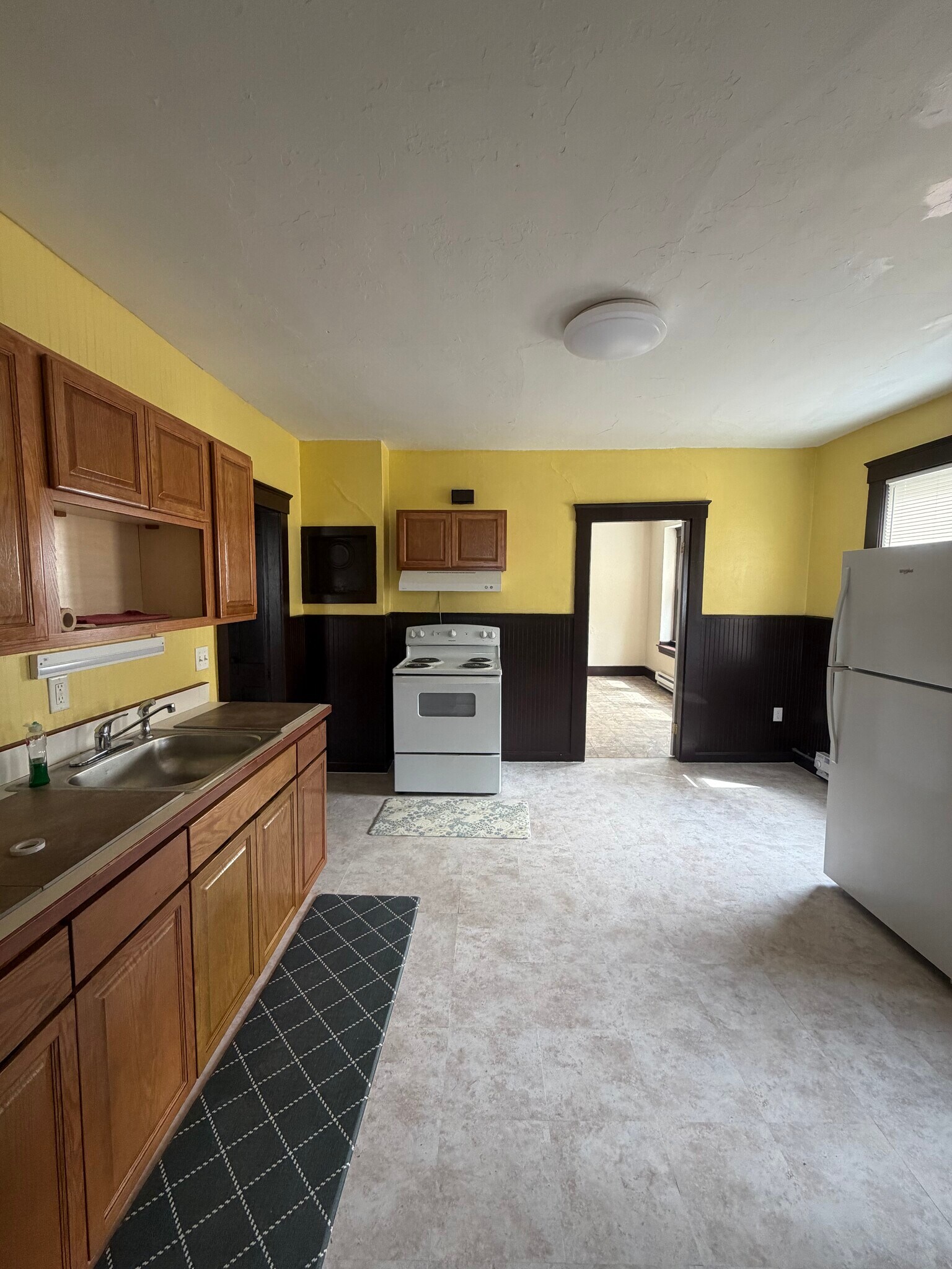 Building Photo - 162 Marshall St