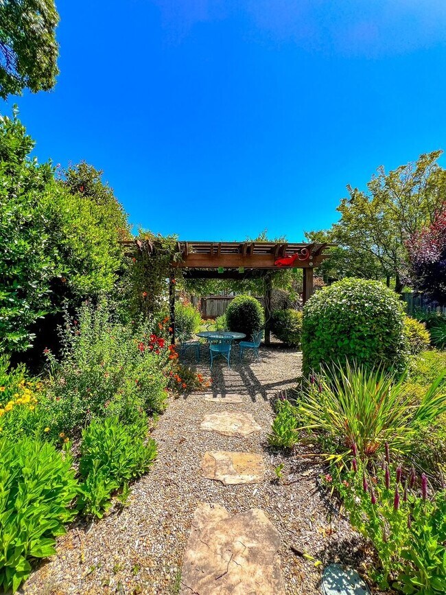 Building Photo - Charming Four Bedroom Home in Napa's Sough...