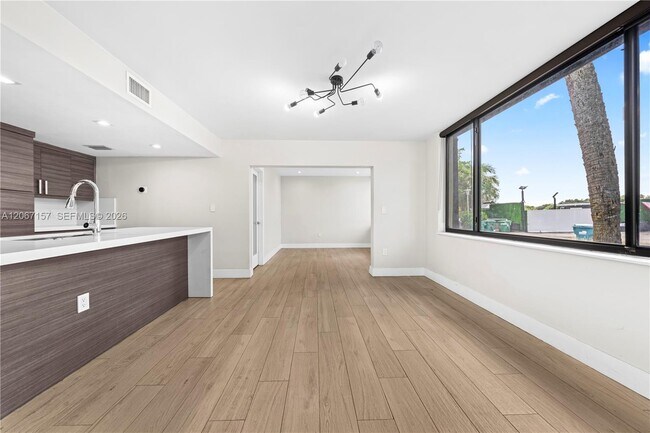 Building Photo - 6480 Miami Lakes Dr