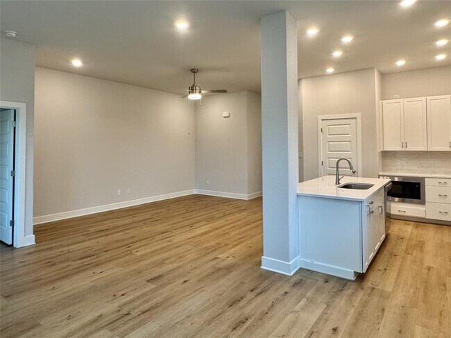 Building Photo - 509 Three Feathers Ct