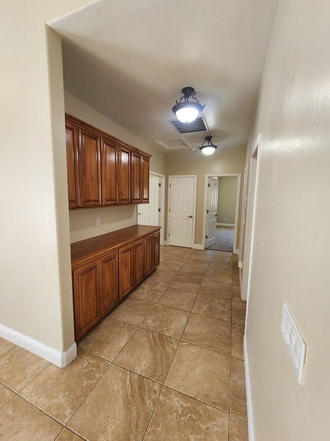 Building Photo - Gorgeous and Spacious 4 Bedroom Home