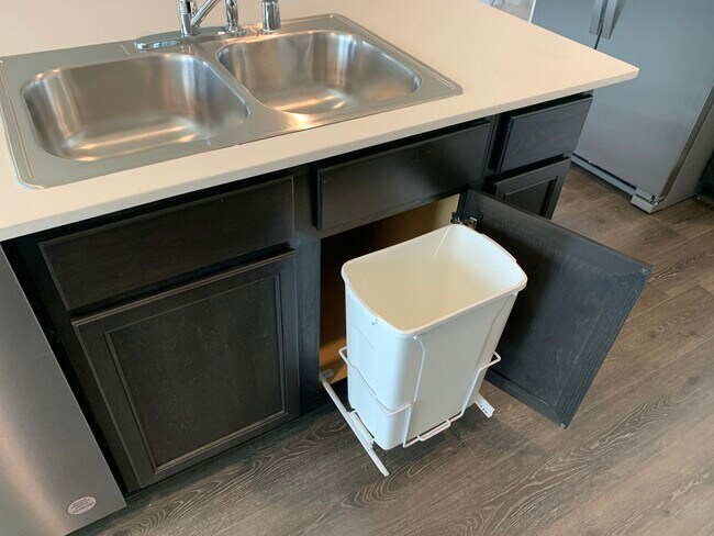 Building Photo - 402 Goliad St