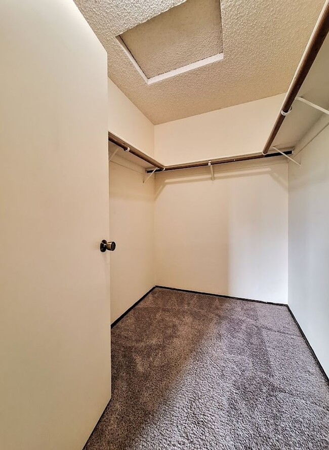 Building Photo - Spacious Second Floor 1bd Condo With Laundry In Unit, Pool, Balcony, & Carport!