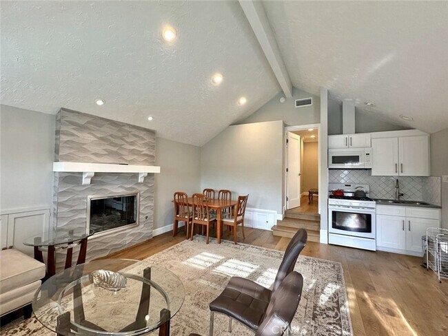 Building Photo - 1001 N Isabel St