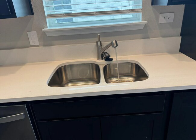 Building Photo - 657 Silver Landing Dr