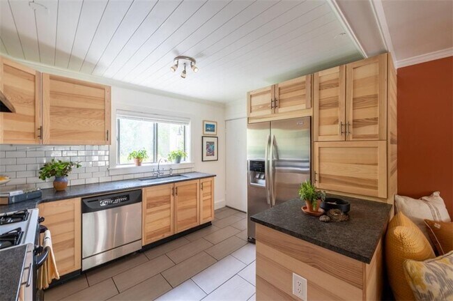 Building Photo - 106 Ardmore Pl NW