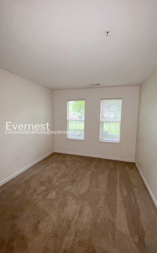 Building Photo - 1 Bed/1 Bath Condo with Community Amenities / Pet-Friendly / Available Now!