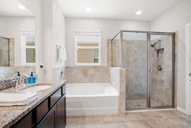 Building Photo - Your Dream Home Awaits!!!