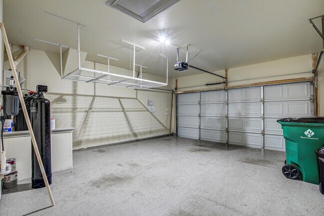 Building Photo - 18012 Stefano Dr