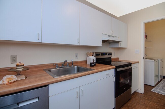 Building Photo - 609 Watersedge Dr
