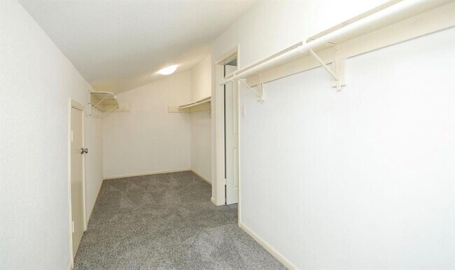 Building Photo - 9400 Doliver Dr
